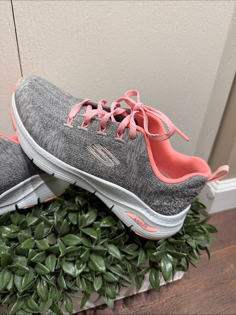 Skechers Women's Arch Fit Comfy Wave Lace Up Shoes
Gray/Pink Size 6.5 - Picture 3 of 8